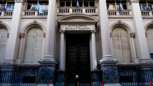 Medios revelan qué estrategia sigue el Gobierno de Milei para no usar reservas para el pago de deuda