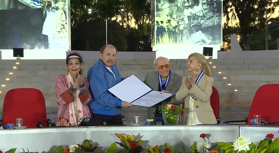 Jaime Morales Carazo y su esposa reciben de Copresidentes Medalla de Reconciliación y Paz