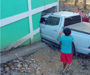 Un fallecido y varios lesionados dejan violento choque de camioneta contra un muro en Rosit
