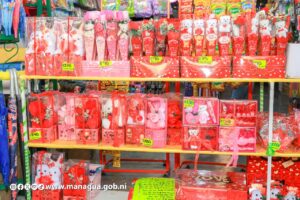 Comerciantes del Mercado Oriental con variedad de productos y precios por Día de San Valentín