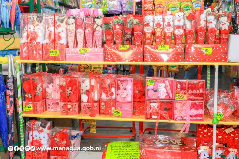 Comerciantes del Mercado Oriental con variedad de productos y precios por Día de San Valentín