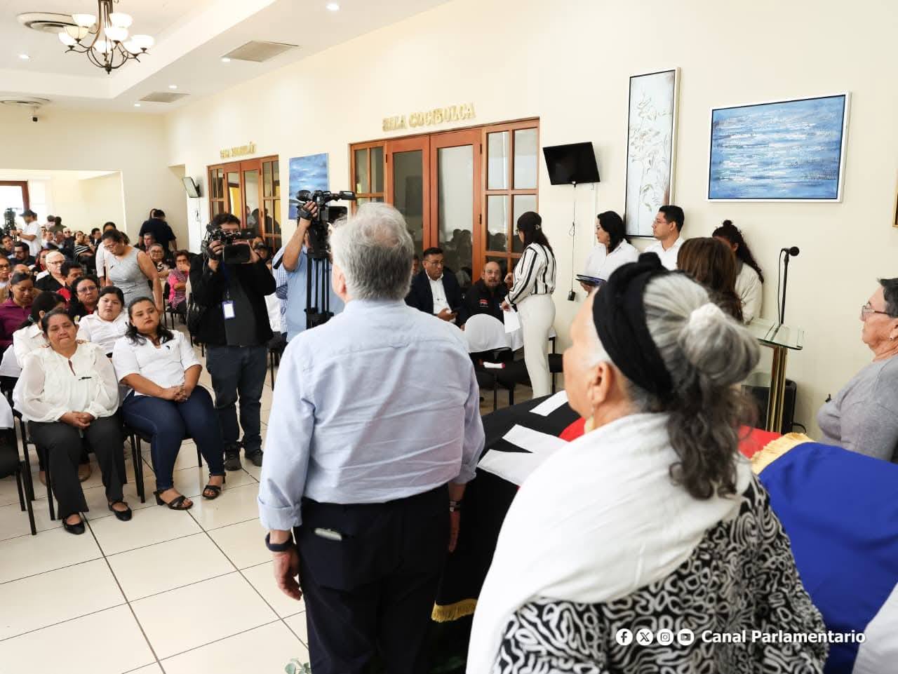 Parlamento entrega póstumamente Medalla de Honor en Oro al diputado José Balladares