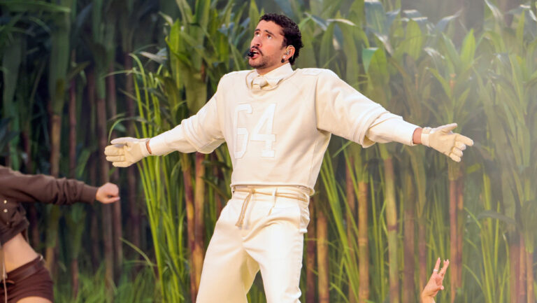 Republicanos piden multar y "encerrar" a Bad Bunny por su 'show' en el Super Bowl