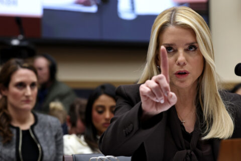 Víctimas de Epstein señalan que el Departamento de Justicia de Pam Bondi quiere silenciarlas