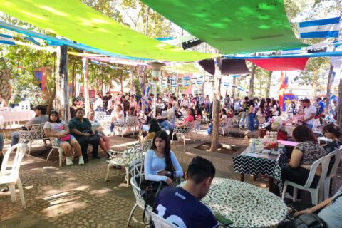 Comunidad universitaria celebra el día de San Valentín con festival poético