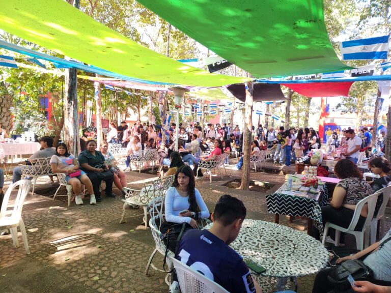 Comunidad universitaria celebra el día de San Valentín con festival poético