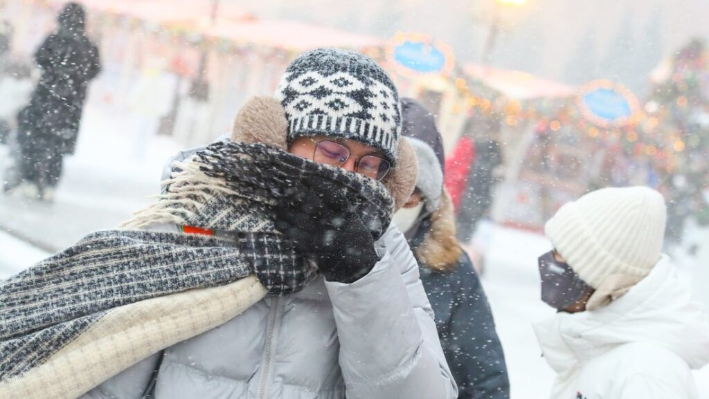 Moscú enfrenta fuerte nevada y potentes vientos