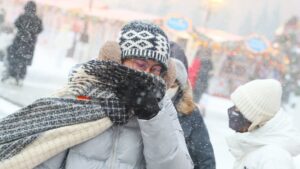 Moscú enfrenta fuerte nevada y potentes vientos