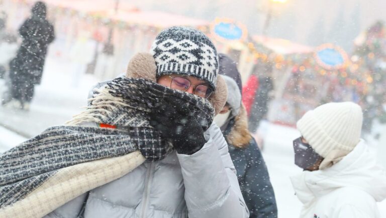 Moscú enfrenta fuerte nevada y potentes vientos