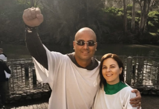 Wisin y su esposa se bautizan en el río Jordán