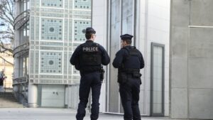 Allanan instituto cultural que fue presidido por político francés vinculado a Epstein