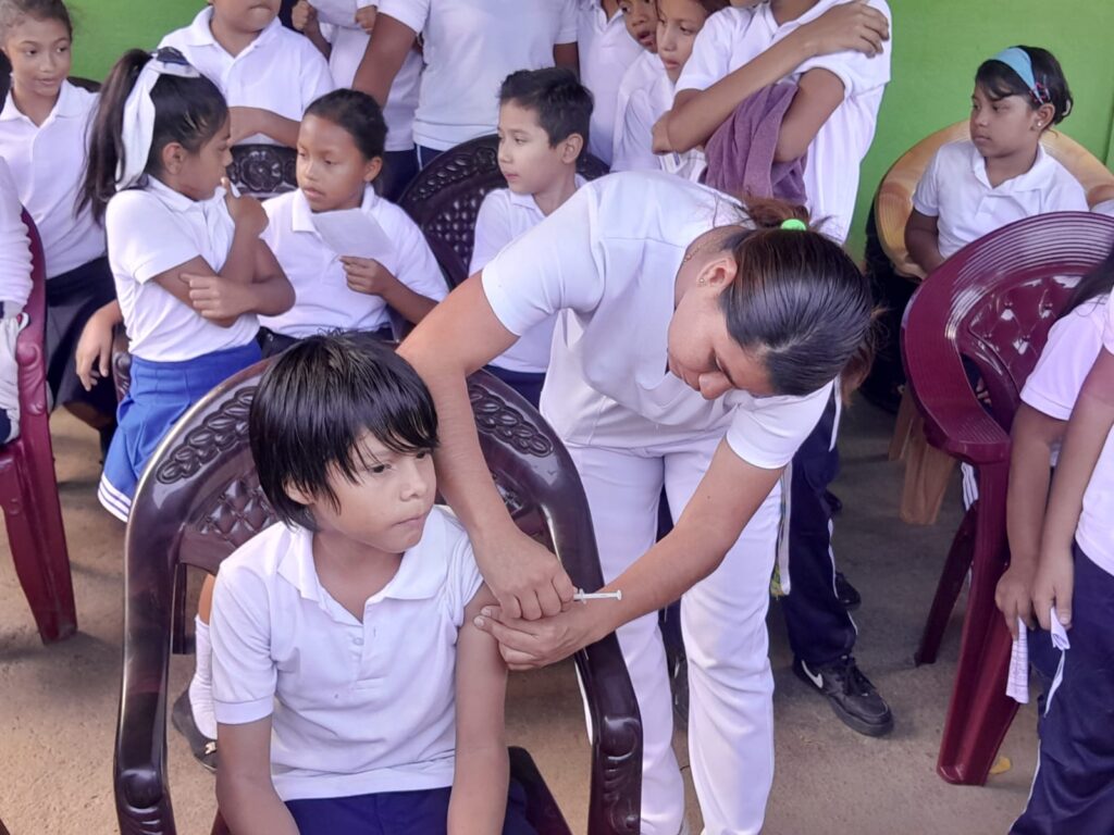 Campaña de vacunación contra el VPH inmuniza a más de 500 niños en el Barrio Jorge Dimitrov