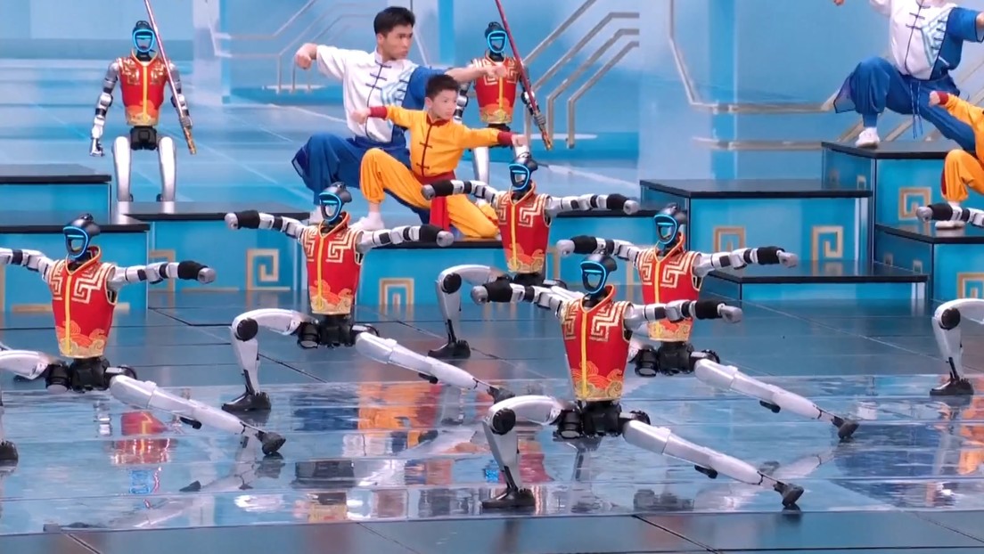 Robots humanoides protagonizan una impresionante actuación de artes marciales