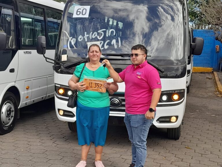 Entregan flota de microbuses Yutong a transportistas del interior del país