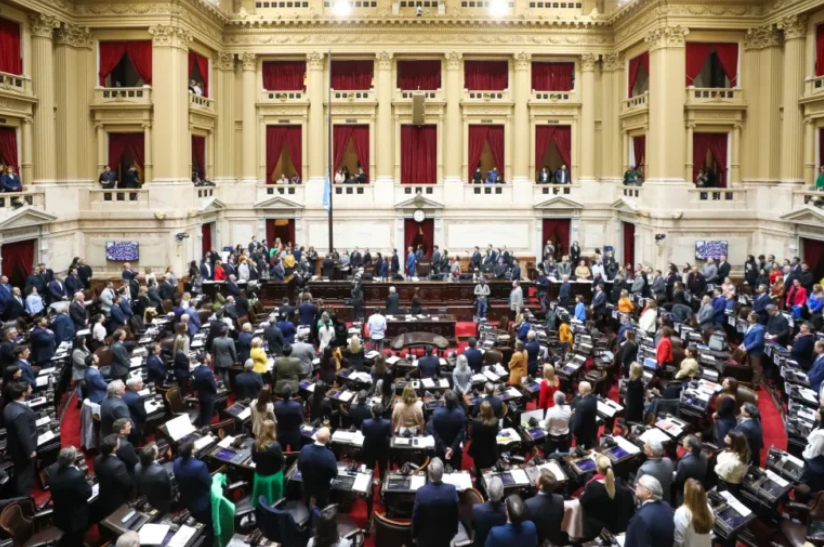 Diputados de Argentina debaten reforma laboral de Milei en medio de paro general