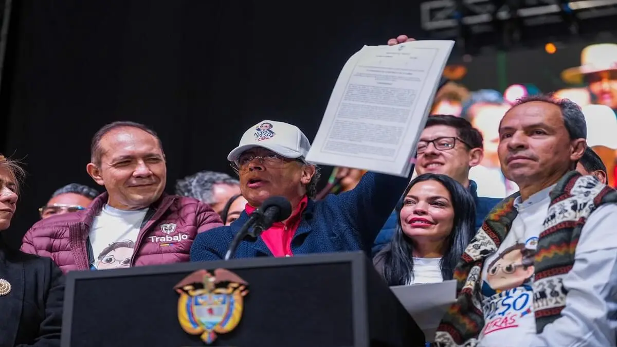 Presidente Petro firma nuevo decreto del salario mínimo en Colombia