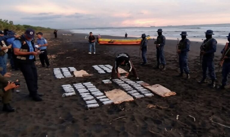 Fuerza Naval incauta 100 paquetes de cocaína en costas de León