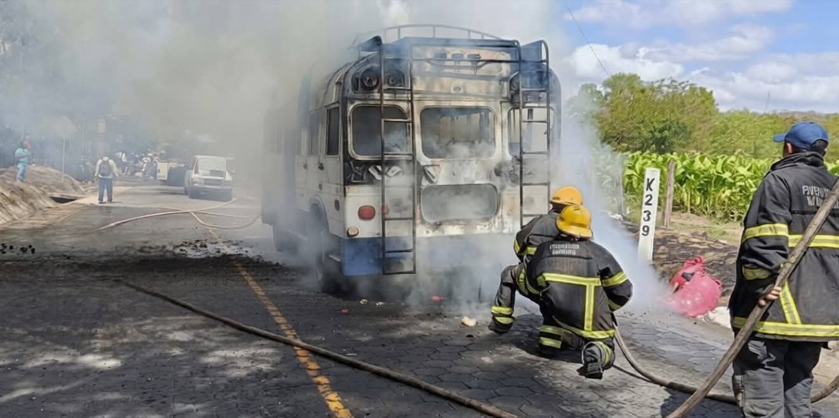 Pasajeros logran evacuar bus que fue consumido por las llamas en Condega