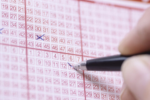 Premio a la testarudez: se vuelve millonario tras apostar a los mismos números por 22 años