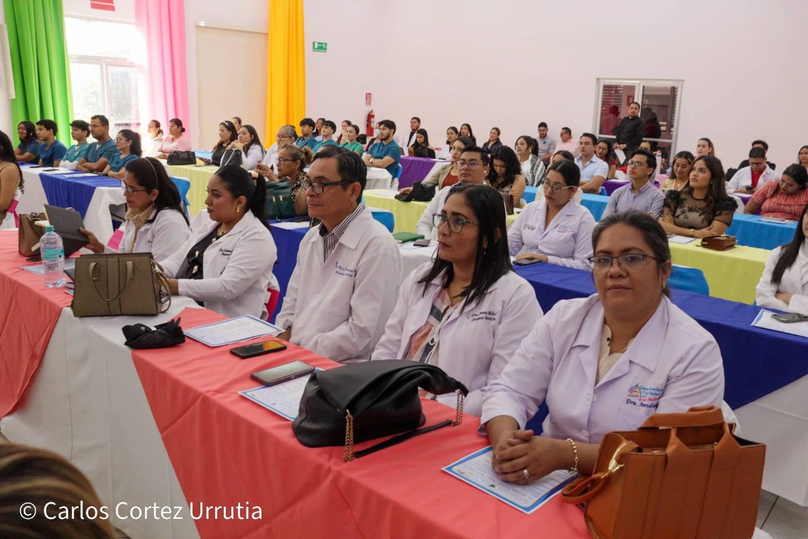 Galenos y estudiantes estandarizan criterios en manejo de enfermedades dentales