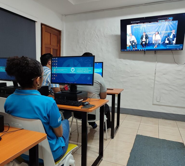 Lanzan programa de capacitación para 5 mil docentes de educación técnica en diversas áreas