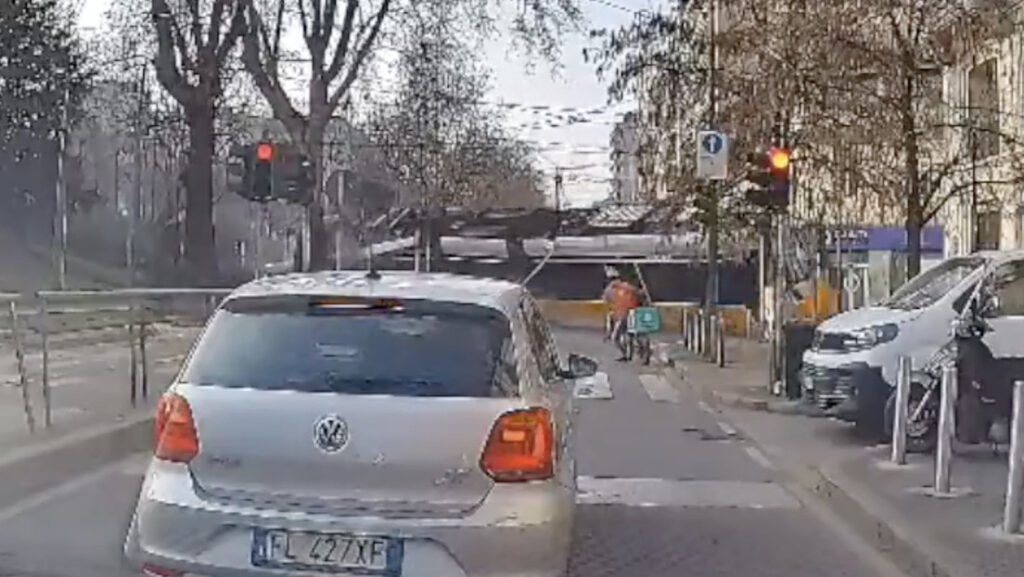 Tragedia en Italia: tranvía descarrila y se estrella contra un edificio