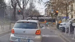 Tragedia en Italia: tranvía descarrila y se estrella contra un edificio