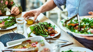 Las personas que llevan esta dieta tienen menor riesgo de padecer 5 tipos de cáncer
