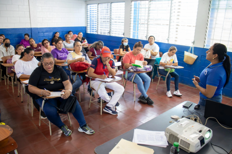 Docentes de Managua se capacitan en Inteligencia Artificial aplicada a la educación