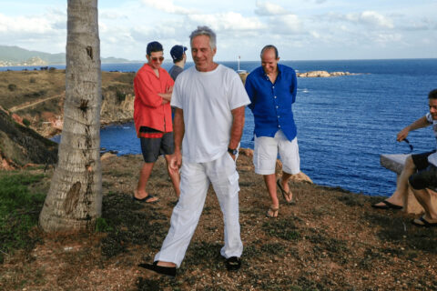 Reaparece misteriosamente la foto del secretario de Comercio de EE.UU. con Epstein: ¿qué hay detrás?