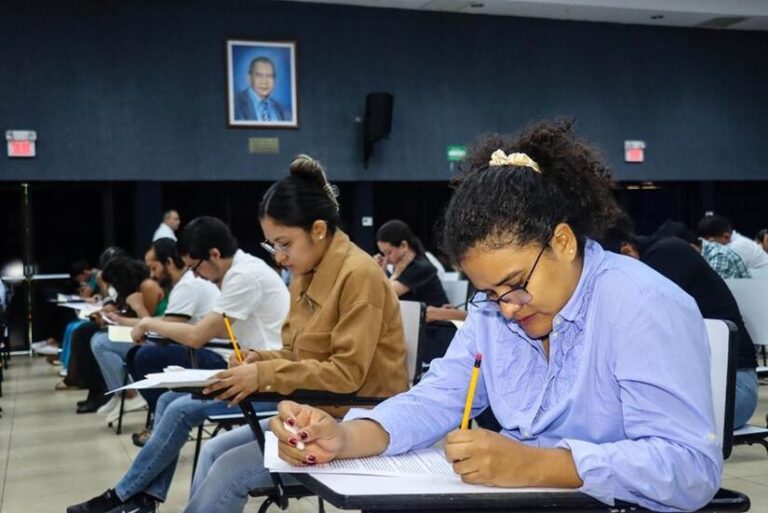 Mujeres encabezaron el examen de especialidades médicas realizado por el MINSA
