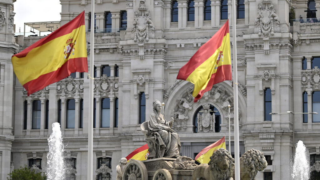 España responde a la "política del matón" de Trump