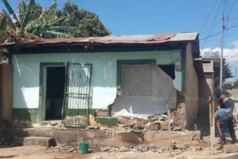 Cuantiosos daños materiales deja colisión de automóvil contra una casa en Ocotal
