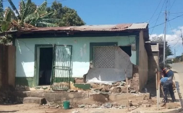 Cuantiosos daños materiales deja colisión de automóvil contra una casa en Ocotal