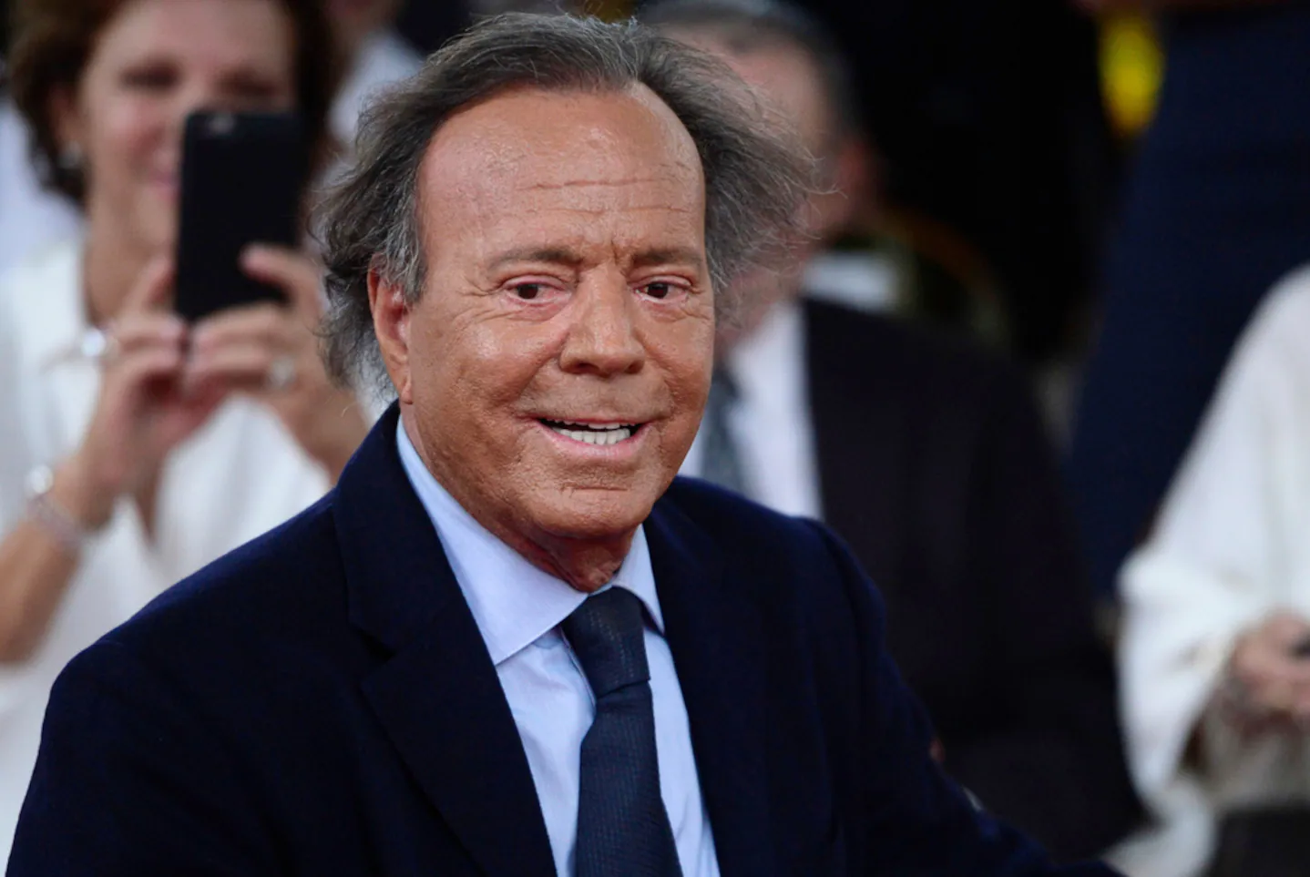 Julio Iglesias demanda a un diario español por “montaje” sobre sus abusos sexuales