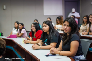 Mujeres nicaragüenses comparten experiencias de éxitos con jóvenes universitarias