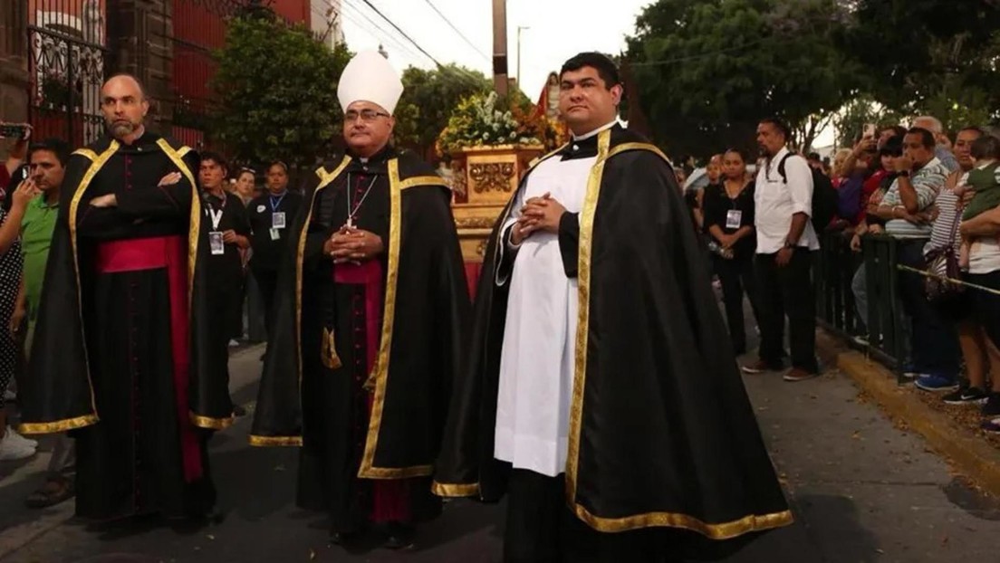 Un sacerdote queda en el ojo del huracán por defender a los hijos de ‘El Mencho’