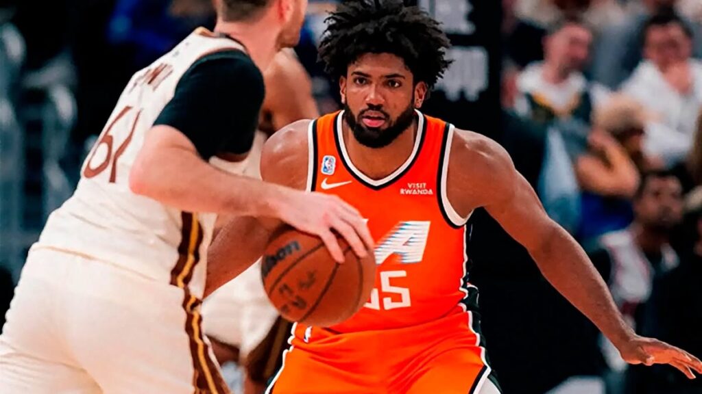 Norchad Omier encesta sus dos primeros puntos en la NBA