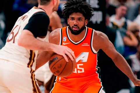 Norchad Omier encesta sus dos primeros puntos en la NBA