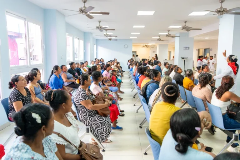 Caribeñas reciben atenciones médicas especializadas en mega feria de salud en Bilwi