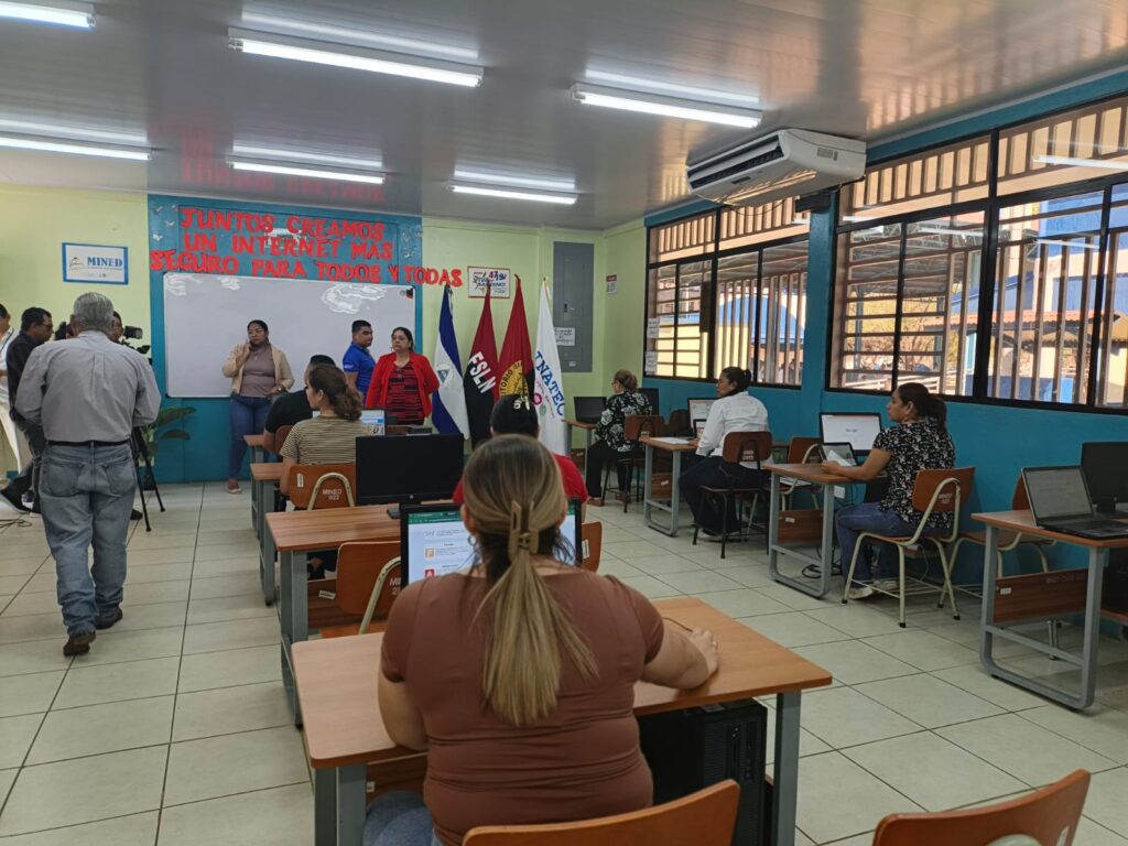 Miles de maestros modernizan sus métodos de enseñanza con apoyo de competencias digitales