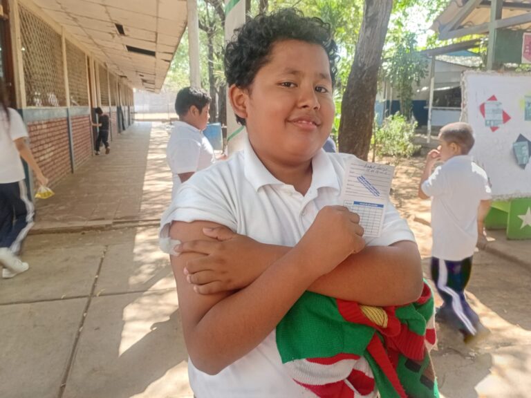 Niñas y niños del Distrito IV de Managua reciben su primera dosis de la vacuna contra el VPH