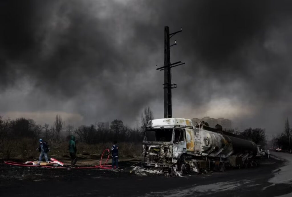 La OMS alertó sobre la lluvia tóxica negra tras los ataques a plantas de combustible en Irán