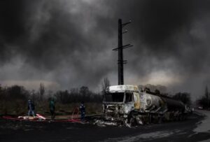 La OMS alertó sobre la lluvia tóxica negra tras los ataques a plantas de combustible en Irán