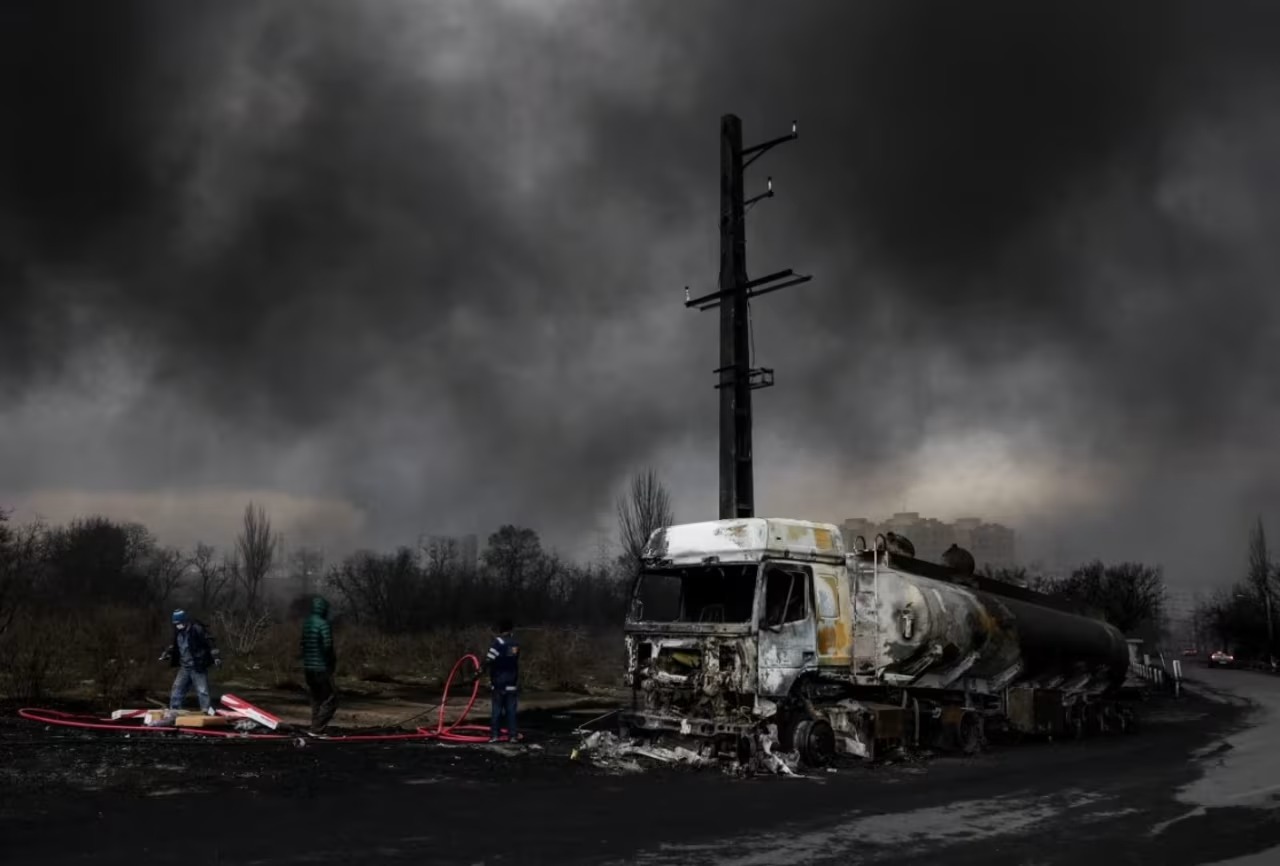 La OMS alertó sobre la lluvia tóxica negra tras los ataques a plantas de combustible en Irán