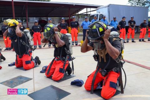 Bomberos se especializan en salvar vidas en escenarios de alto riesgo