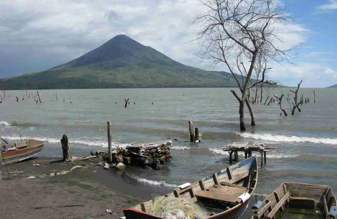 Buscan a pescador desaparecido tras volcarse lancha en el Lago Xolotlán