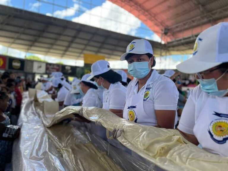 Familias de Santo Tomás disfrutan del quesillo más grande de Nicaragua