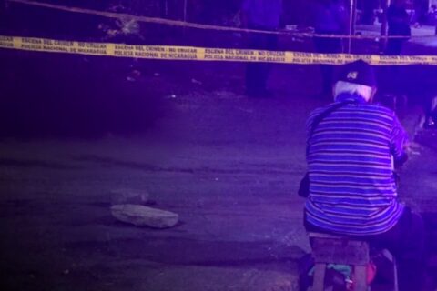 Hombre sale de un hospital a buscar agua y muere en la vía