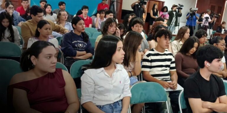 Promueven protección de la flora y fauna en conferencia universitaria